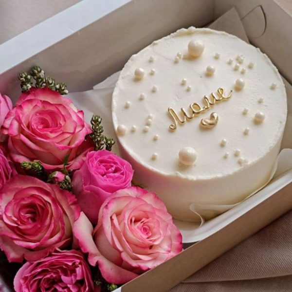 Delicious Bento Cake & 5 Pink Roses