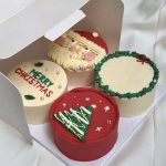 Festive Christmas Bento Cake: A Delightful Duo of Chocolate & Vanilla Flavors 4pc